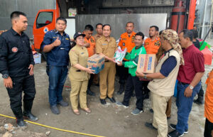 Edy Rahmayadi Berikan Bantuan Dapur Umum dan Logistik Pangan untuk Korban Banjir di Sei Mati Medan