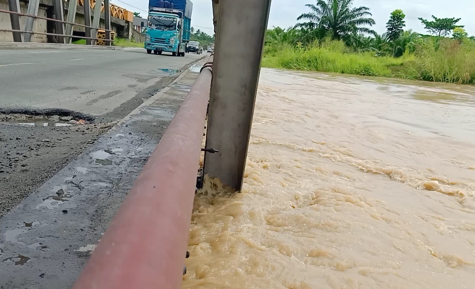Jembatan di Jalinsum Medan – Kisaran Nyaris Terkena Limpasan Luapan Banjir