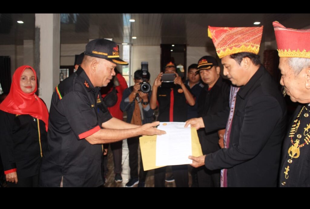 Ketua DPP Himpak Citra E Capah Serahkan SK Kepengurusan DPW Himpak Aceh