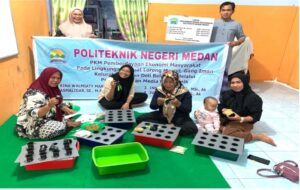 PKM Politeknik Negeri Medan Berdayakan Ekonomi Masyarakat Bagan Deli Lewat Pengembangan Media Hidroponik