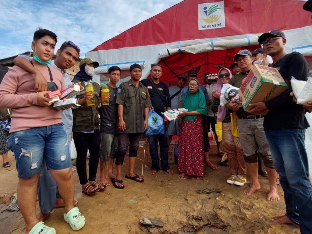 Yayasan Cahaya Hati Kemanusian Bersama LIONS Salurkan Bantuan Korban Banjir di Sei Rampah