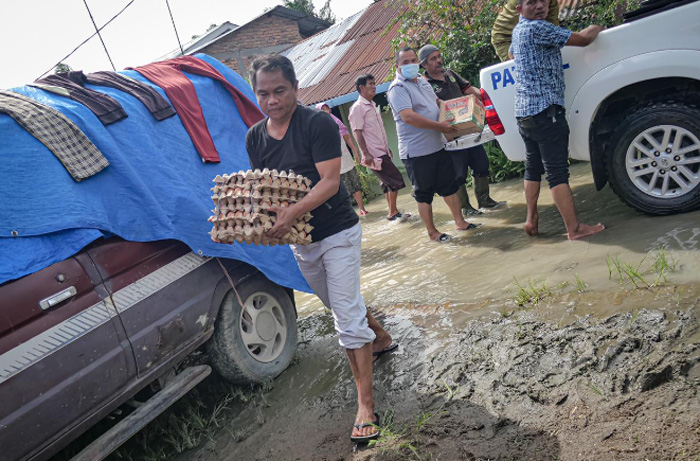Antar Langsung Bantuan ke Posko Banjir, Bupati Sergai: “Kita Ikhtiar Cari Solusi”