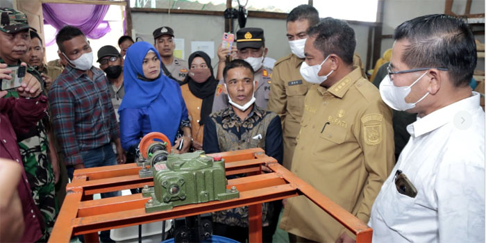 Bupati Sergai Serahkan Bantuan Peralatan Produksi kepada 25 IKM