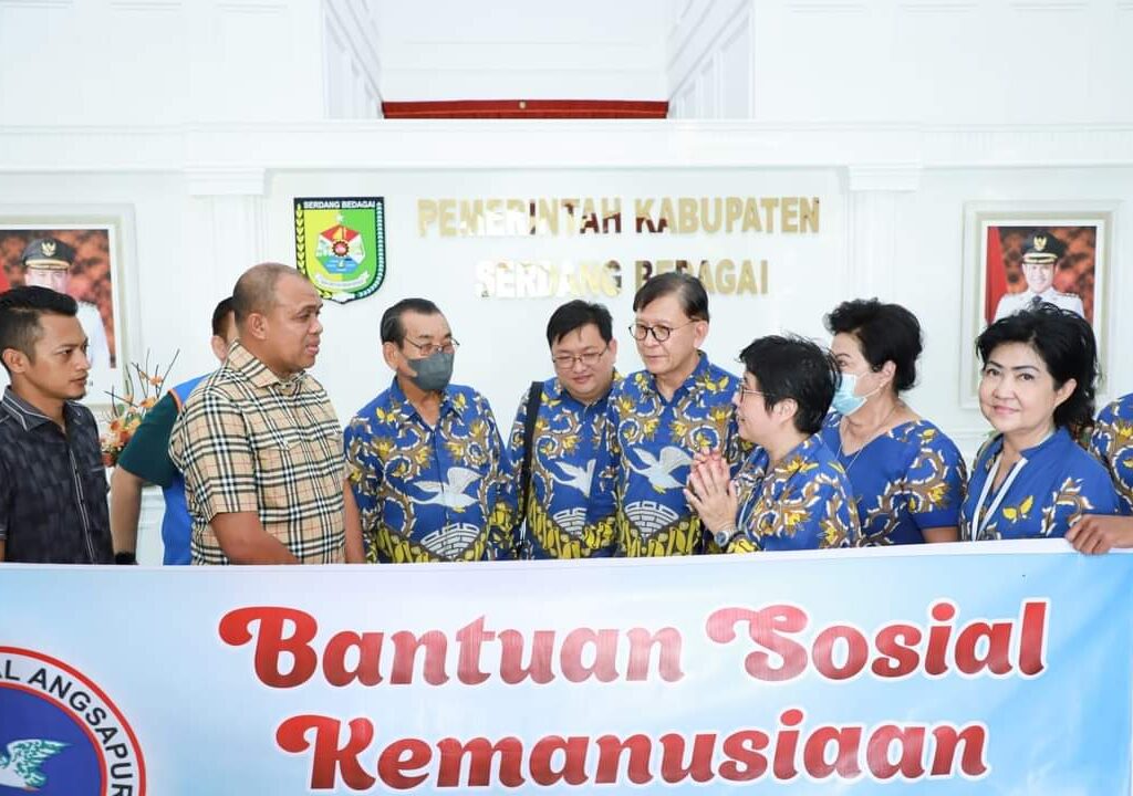 Wakili Bupati Sergai, Sekdakab Faisal Hasrimy Terima Bantuan Sembako Dari Yayasan Angsapura Medan