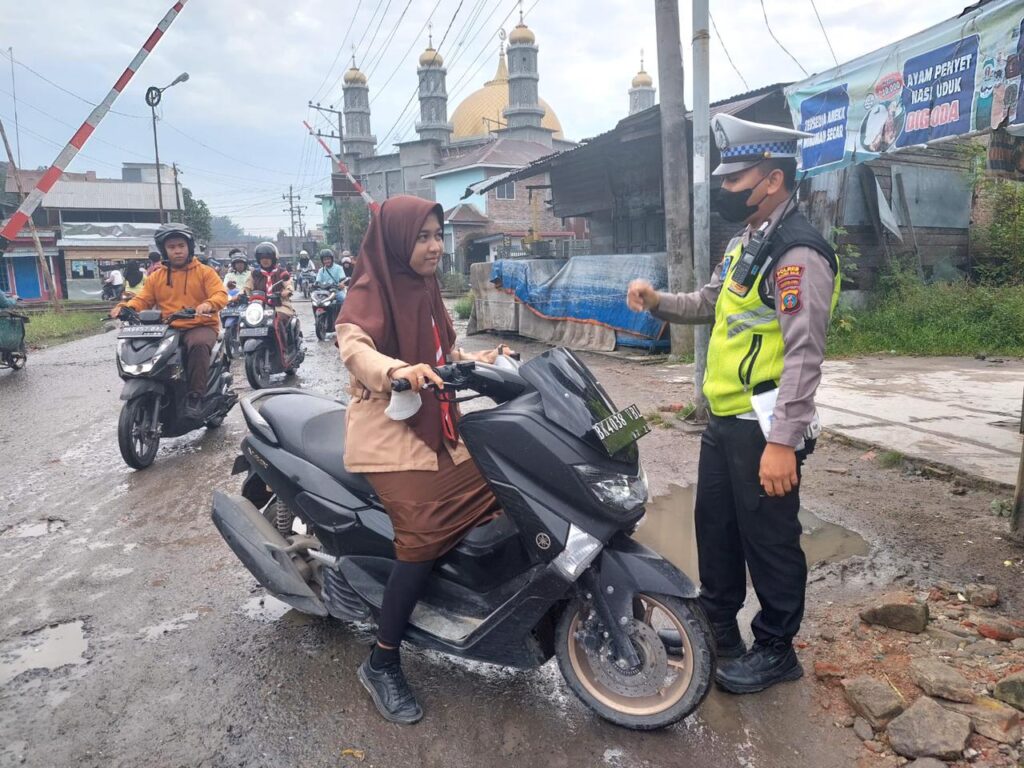 Satlantas Polres Tanjungbalai Tegur Pengendara yang Tak Kenakan Helm