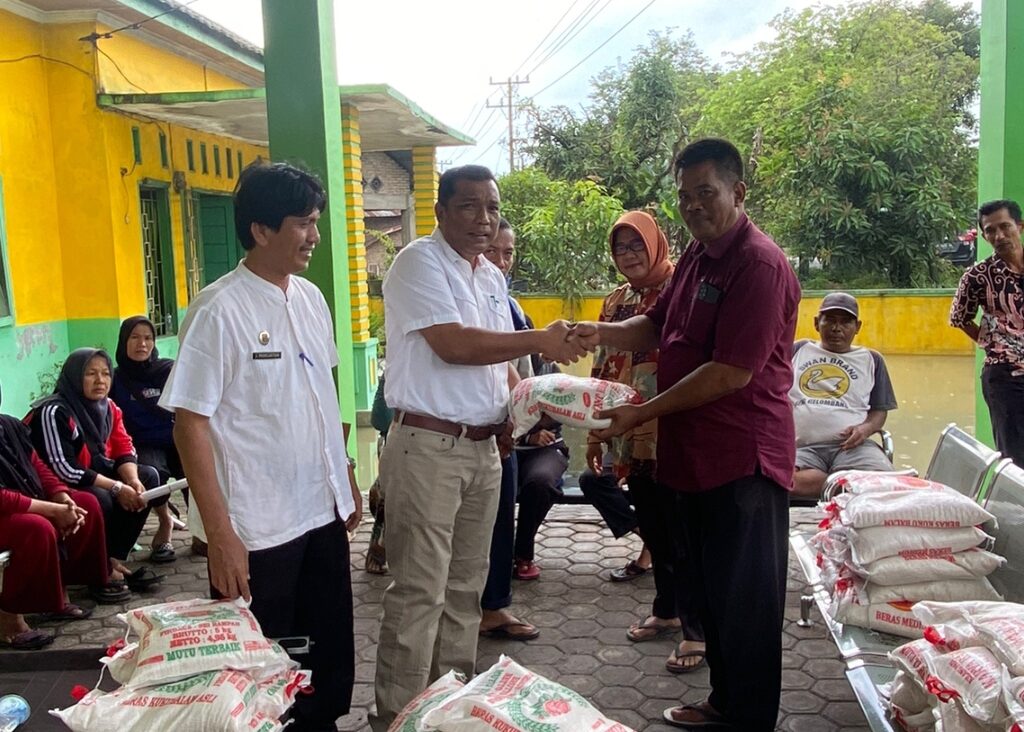 Dinas Perkim Sergai Serahkan Bantuan Korban Banjir di Desa Sukadami