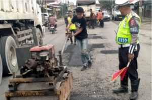 Satlantas Polres Sergai Lakukan PAM Lantas di Lokasi Perbaikan Jalan