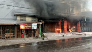 Breaking News ! Ruko di Simpang Tanah Raja Terbakar, 2 Orang Dilarikan ke Rumah Sakit