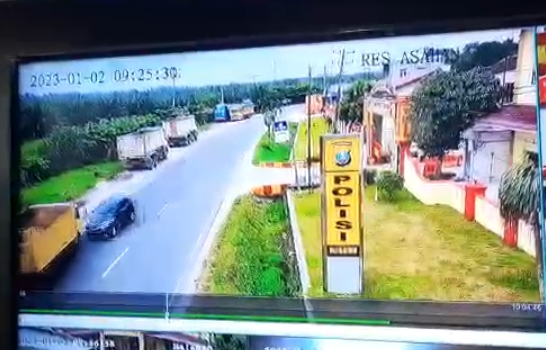 Terekam CCTV Laga Kambing Mobil dan Truk di Depan Polres Asahan