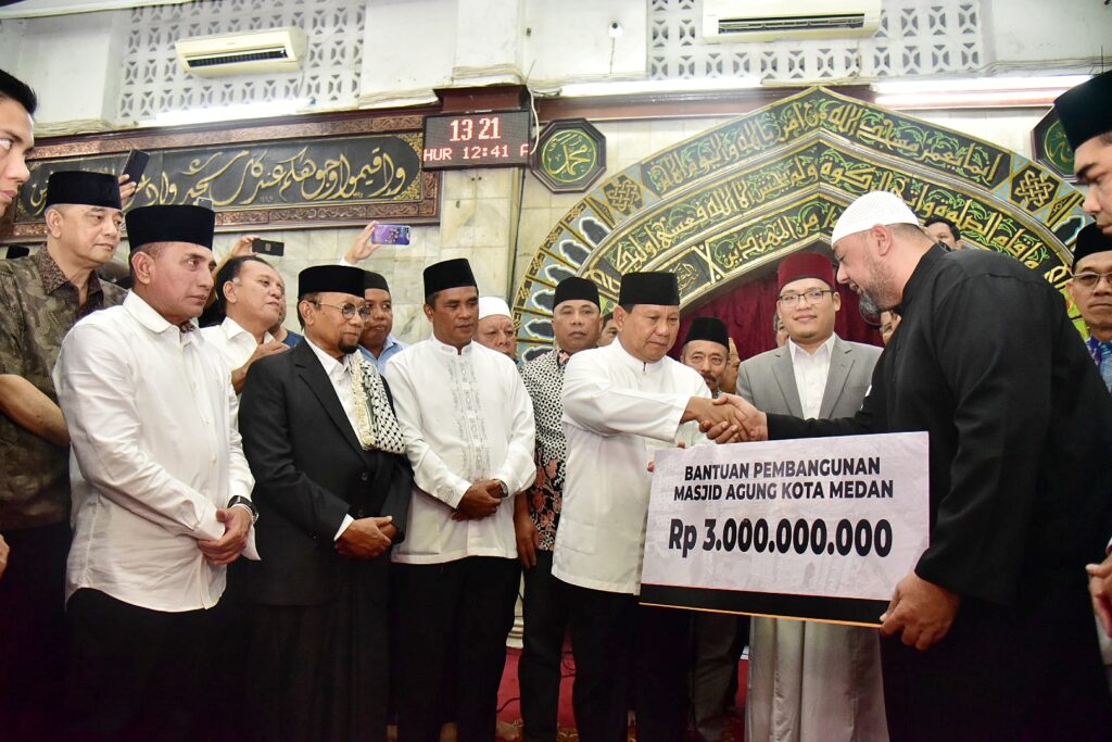 Menhan Prabowo Subianto Serahkan Bantuan Rp3 Miliar untuk Pembangunan Masjid Agung Sumut