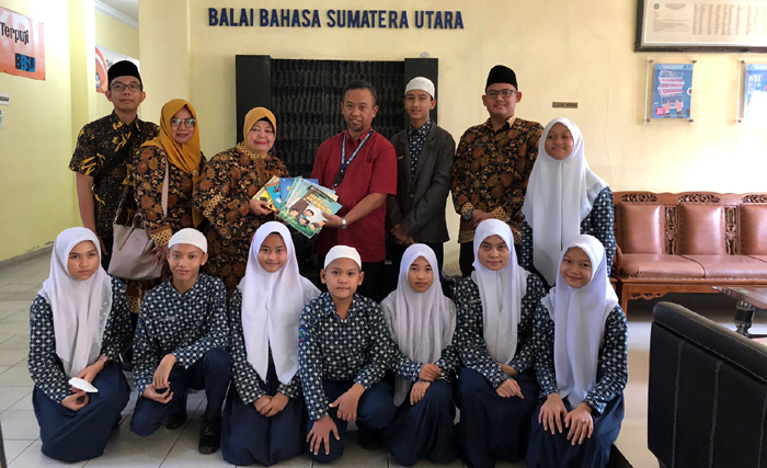 Tingkatkan Literasi, Pengurus OSIS SMP Riad Madani Kunjungi Balai Bahasa Sumut