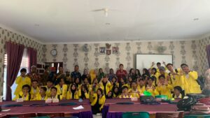 Dosen dan Mahasiswa UNA Edukasi warga Desa Air Joman Terkait Pengolahan Sampah Rumah Tangga