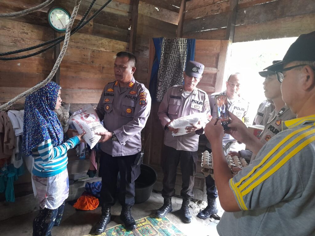 Jumat Berkah, Polres Tanjungbalai Datang Bawa Sembako ke Rumah Warga Kurang Mampu