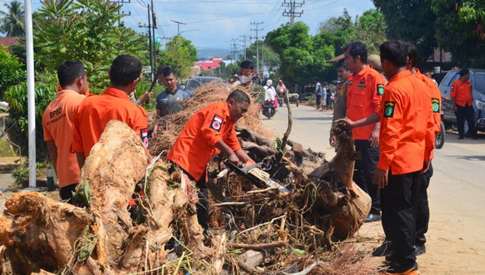 Pemerintah Kota Padang Sidempuan Ikut Bantu Warga Membersihkan Lingkungan Akibat Banjir