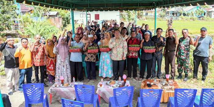 Walikota Serahkan Bibit Cabai Kepada Kelompok Tani di Padangsidimpuan Hutaimbaru
