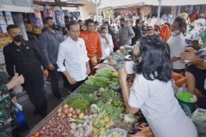 Kunjungi Pasar Bakti dan Pasar Halat, Presiden  Ingatkan Peran Gubernur, Bupati dan Walikota Penting Jaga Stabilitas