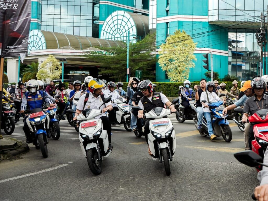 Bobby Nasution dan Ridwan Kamil Uji Coba Sekaligus Sosialisasikan Sepeda Motor Listrik