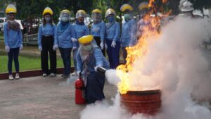 Peduli Keselamatan Lingkungan, Pertamina Patra Niaga Latih Wanita Patra Padamkan Kebakaran