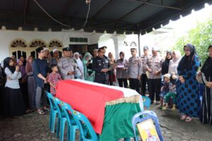 Polres Tanjungbalai Berikan Penghormatan Terakhir untuk Bripka Joko Slamet