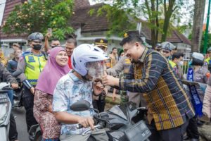 Dukung Peningkatan Kesadaran Masyarakat Tertib Lalu Lintas, Walikota Medan Bagikan Leaflet dan Helm