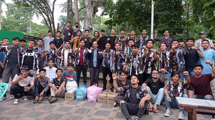 Sapma IPK Universitas Methodist Indonesia Berbagi Takjil di Depan Rumah Dinas Gubsu