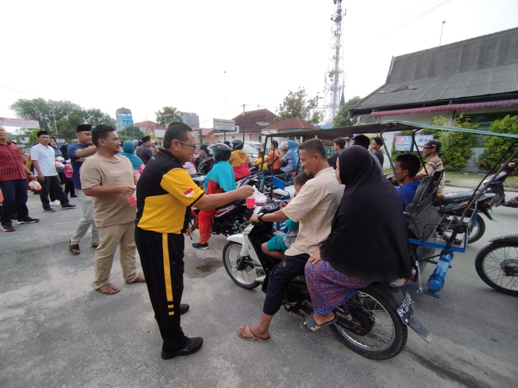 Polres Tanjungbalai Berbagai 500 Bungkus Takjil ke Masyarakat