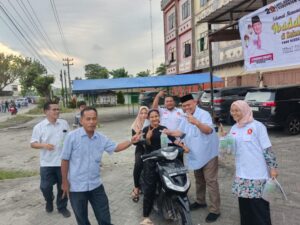 DPC Gerindra Sergai Bagikan Takjil di Jalinsum Sei Rampah