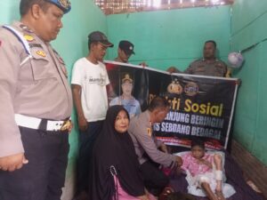 Kapolsek Tanjung Beringin Polres Sergai Berikan Bansos Kepada Warga Kurang Mampu