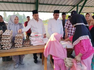 Jelang Bulan Ramadhan, Darma Wijaya dan Isteri Ny. Hj. Rosmaida, Turut Membantu Melayani Masyarakat Berbelanja Sembako di Pasar Murah