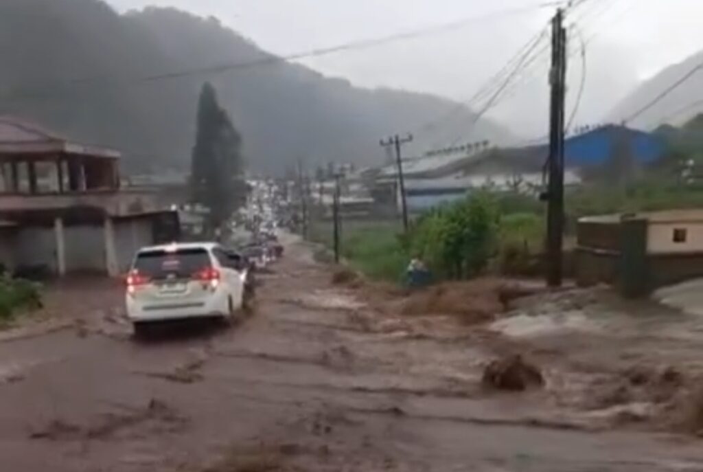 Banjir dan Longsor, Jalur Medan-Berastagi Lumpuh, Pengguna Jalan Disarankan Lewat Jalur Alternatif