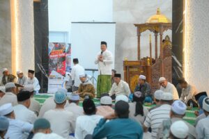 Walikota Padangsidimpuan dan Jajaran Shalat Tarawih di Masjid Agung Al-Abror