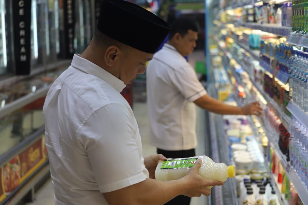 Cegah Makanan Tak Layak Konsumsi Beredar, Dinas Koperasi UKM Perindag Sidak Berastagi Supermarket