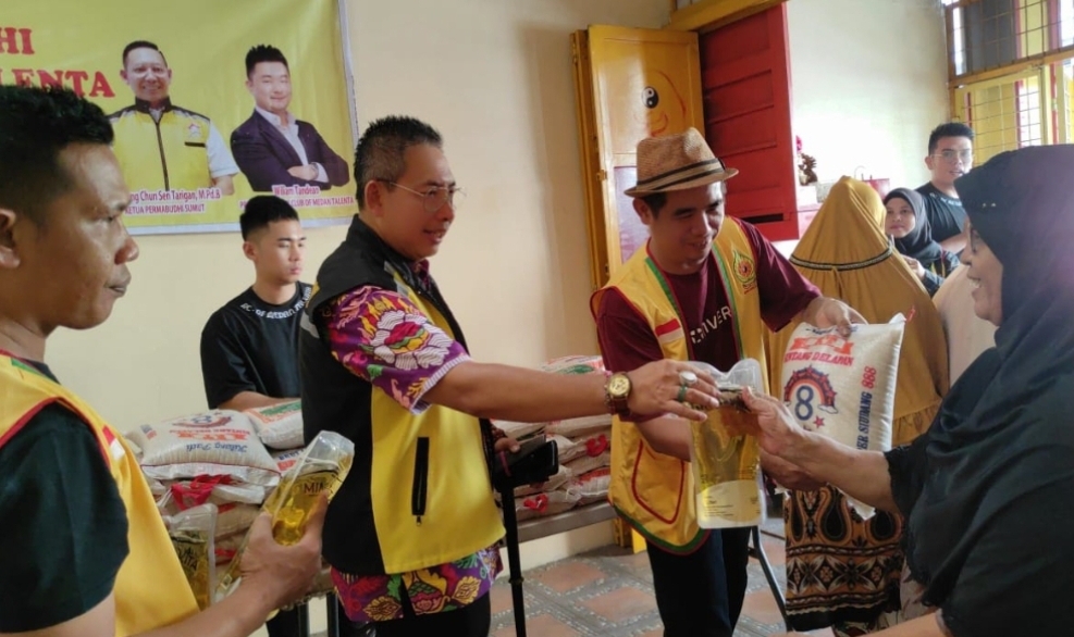 Sambut Waisak, Ketua Permabudhi Wong Chun Sen dan Rotary Club of Medan Talenta Bagikan Sembako di Cetiya Magga Bodhi Sejati