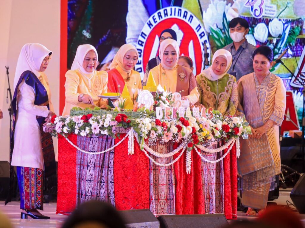 Tandai Peringatan HUT Dekranas ke 43 di Medan, Ibu Negara Potong Nasi Tumpeng