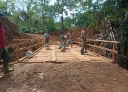 Hari ke-8, Tim Satgas TMMD ke 117 Kodim 0212/TS Buat Pembangunan Jalan dan Jembatan yang ke dua di Desa Sitaratoid Kecamatan Angkola Barat