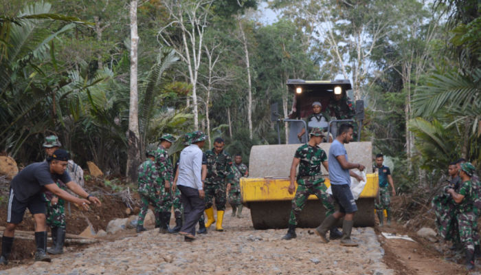 Ketua DPRD Tapsel Dampingi Dansatgas TMMD ke 117 Kodim 0212/TS  Langsung Meninjau Pengerasan Jalan  Kelurahan Sitinjak Kec Angkola Barat