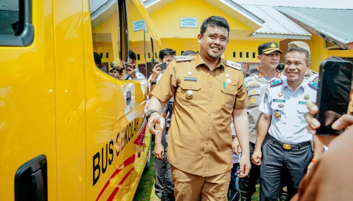 Antisipasi Minimnya Transportasi dan Perlancar Akses Belajar, Walikota Medan Serahkan 3 Unit Bus Sekolah