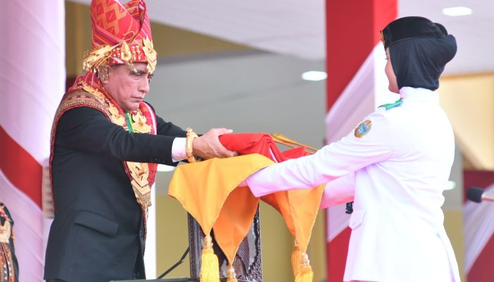 Upacara Peringatan 78 Tahun Kemerdekaan RI di Sumut Khidmat,  Gubernur Edy Rahmayadi Pakai Baju Adat Karo