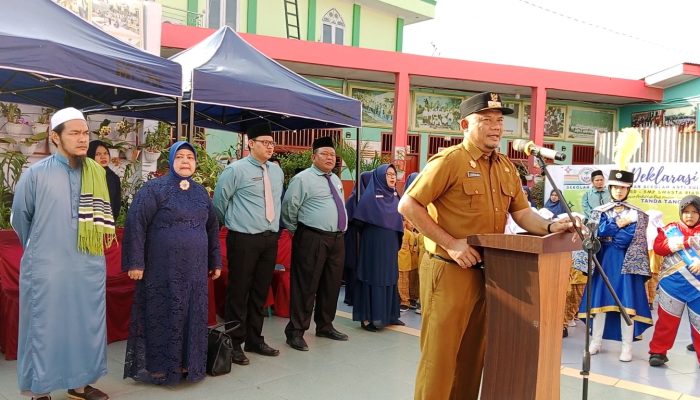 Camat Percut Sei Tuan Jadi Inspektur Upacara di Sekolah Riad Madani, Ajak Peserta Didik Jauhi Narkoba