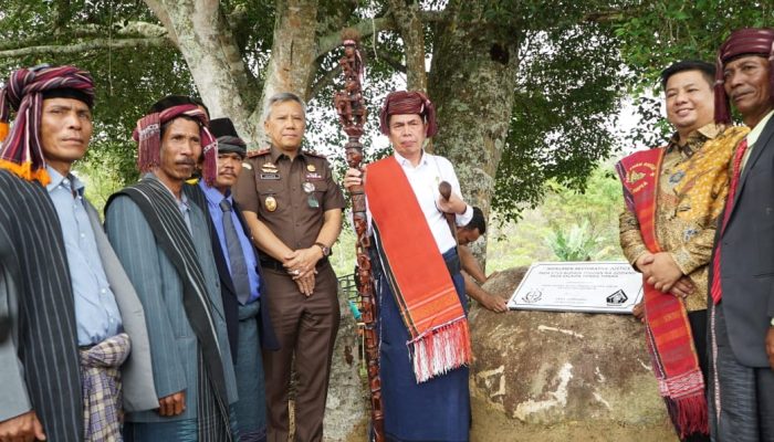 Dorong Penegakan Hukum Berbingkai Hati Nurani, JAM Pidum Fadil Zumhana Resmikan Monumen RJ di Samosir
