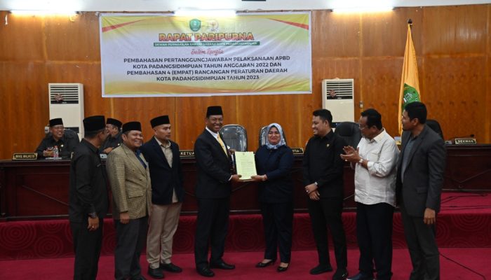 Walikota Irsan Efendi Nasution Sampaikan Nota Jawaban Atas Pandangan Umum Fraksi di DPRD Padangsidimpuan