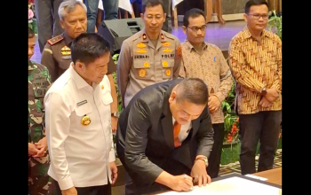 Calon Anggota DPD RI Parlindungan Purba Tandatangani Pakta Integritas Pemilu Damai Tahun 2024
