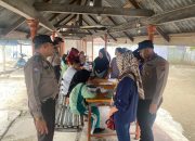 Personel Polres Tanjung Balai Menjamin Kelancaran Pendistribusian Bantuan Pangan