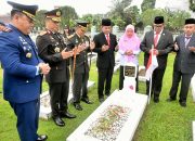 HUT Ke-78 TNI, Pj Gubernur Sumut Ziarahi Makam Gubernur Marah Halim Harahap dan Raja Inal Siregar