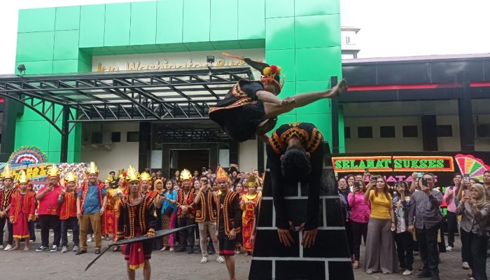 “Hombo Batu” Warnai Peringatan Dies Natalis UKM Nias USM Indonesia Ke-10