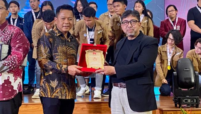 Rektor USU Muryanto Amin Raih Penghargaan Pembinaan Talenta Digital dari KSP-Huawei