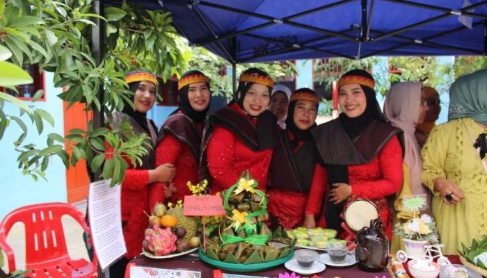 Sambut Hari Guru, Riad Madani Gelar Lomba Memasak Kue Tradisional