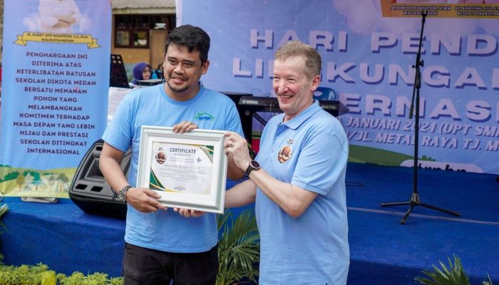 Walikota Medan Terima Penghargaan Pelopor Peduli Lingkungan Hidup Dari Komunitas Lingkungan Hidup Finlandia