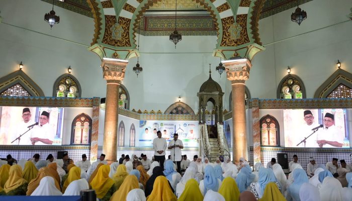 Bersama Ribuan Warga Bobby Nasution Peringati Isra Mikraj di Mesjid Raya Al Mashun