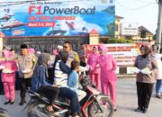 Polres Tanjung Balai Bagikan Takjil Gratis dan Puluhan Helm ke Warga
